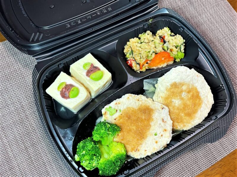 筋肉食堂DELI・鶏肉と軟骨入り豆腐ハンバーグ・おろしポン酢