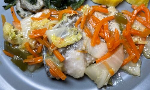 ベネッセのおうちごはん・白身魚の野菜たっぷり甘酢あんかけ盛りつけ